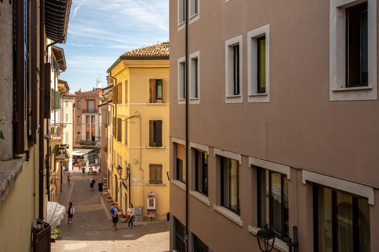 Steps From The Lake - Charme In The Inner City Desenzano del Garda Exterior photo